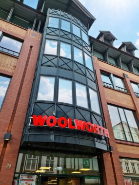 Kiel, Almanya - 27. Eylül 2023: Yoğun bir günde Almanya 'da bir Woolworth mağazası inşa etmek