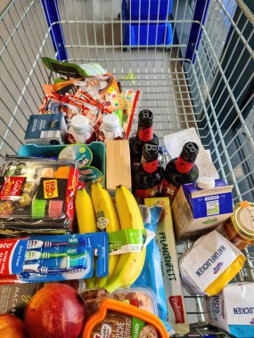 Kiel, Almanya - 27. Eylül 2023: Birçok Alman ürünüyle birlikte bir Alman alışveriş arabasına bakın