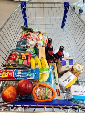 Kiel, Almanya - 27. Eylül 2023: Birçok Alman ürünüyle birlikte bir Alman alışveriş arabasına bakın