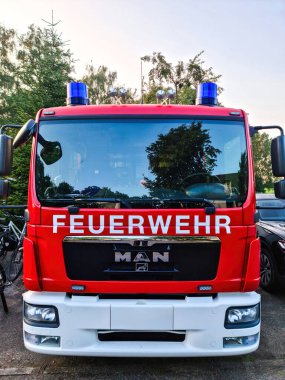 Kiel, Almanya - 27. Eylül 2023: Alman itfaiye arabasının ön görüntüsü