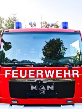 Kiel, Almanya - 27. Eylül 2023: Alman itfaiye arabasının ön görüntüsü