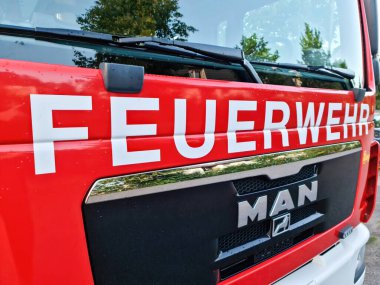 Kiel, Almanya - 27. Eylül 2023: Alman itfaiye arabasının ön görüntüsü