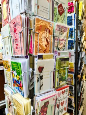 Kiel, Almanya - 27. Eylül 2023: Satılık Almanca yazılı sayısız tebrik kartı