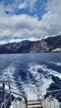 Hareket eden sürat teknesinin arkasındaki çalkalanmış suyun görüntüsü.