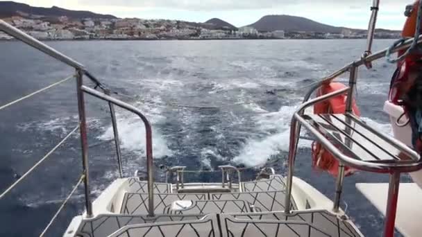 Blick Auf Aufgewühltes Wasser Hinter Fahrendem Motorboot — Stockvideo