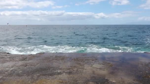 Поверхности Воды Волнами Рябью Солнечным Светом Отражающимся Поверхности — стоковое видео