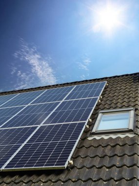 Güneş panelleri bir konutun çatısında temiz enerji üretiyor.