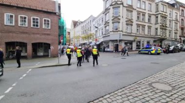 Flensburg, Almanya - 07 Ekim 2023: Polis arabalı bir halk gösterisi