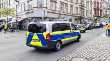 Flensburg, Almanya - 07 Ekim 2023: Polis arabalı bir halk gösterisi