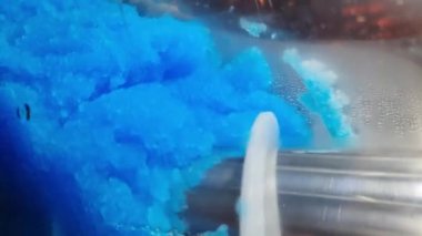Donmuş meyve içecekleri için dönen makineyi mavi renkte kapat.