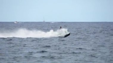 Tenerife, İspanya - 29. Temmuz 2023: Mavi Atlantik Okyanusu 'nda su sporları yapan tekneler ve diğer araçlar