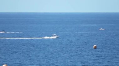 Tenerife, İspanya - 29. Temmuz 2023: Mavi Atlantik Okyanusu 'nda su sporları yapan tekneler ve diğer araçlar