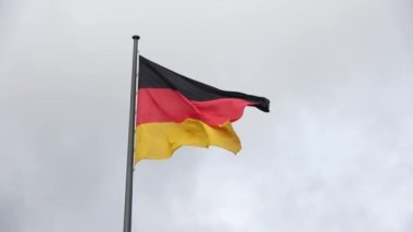 Berlin, Almanya - 03. Temmuz 2023: Berlin 'deki Alman Reichstag binasının tepesinde bir Alman bayrağı