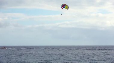 Tenerife, İspanya - 29. Temmuz 2023: Mavi Atlantik Okyanusu 'nda su sporları yapan tekneler ve diğer araçlar