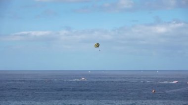 Tenerife, İspanya - 29. Temmuz 2023: Mavi Atlantik Okyanusu 'nda su sporları yapan tekneler ve diğer araçlar