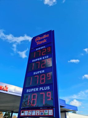 Kiel, Almanya - 22 Ekim 2023: Benzin için Alman benzin istasyonunda fiyatlar
