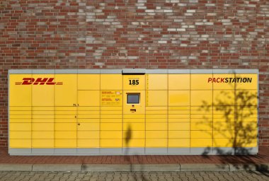 Kiel, Almanya - 22 Ekim 2023: DHL dağıtım şirketinin bir paket istasyonu