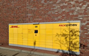 Kiel, Almanya - 22 Ekim 2023: DHL dağıtım şirketinin bir paket istasyonu