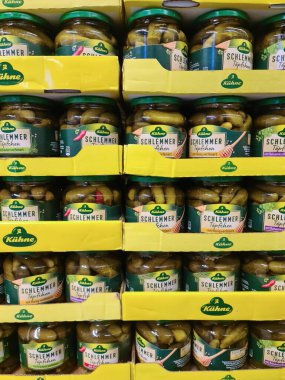 Kiel, Almanya - 22 Ekim 2023: Bir süpermarket rafında kavanoz ve konserve yiyecekler