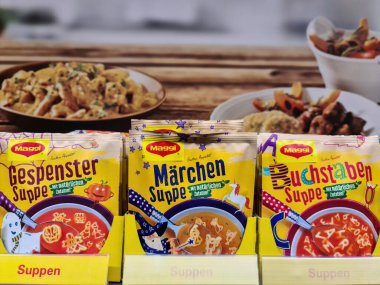 Kiel, Almanya - 22 Ekim 2023: Alman süpermarket rafında Maggi marka sos kesesi