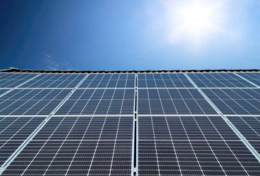 Güneş panelleri bir konutun çatısında temiz enerji üretiyor.