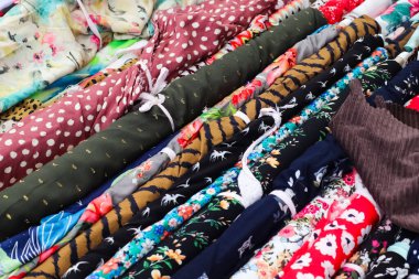 Kumaş pazarında farklı renklerde kumaş ve kumaş örnekleri bulundu..