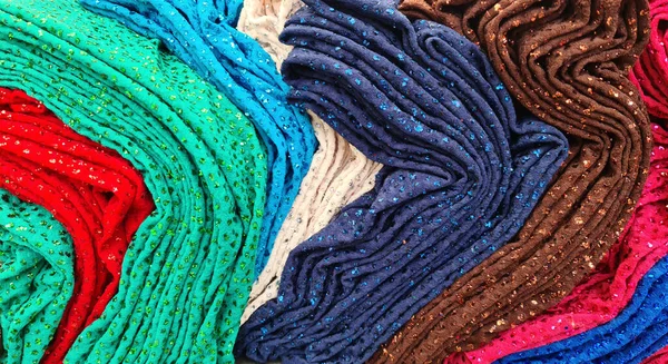 在织物市场上发现的不同颜色的布和织物样品 图库图片