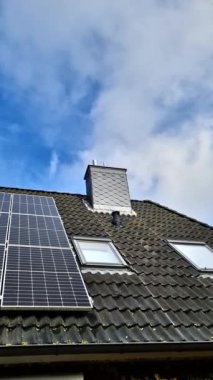 Güneş panelleri bir konutun çatısında temiz enerji üretiyor.