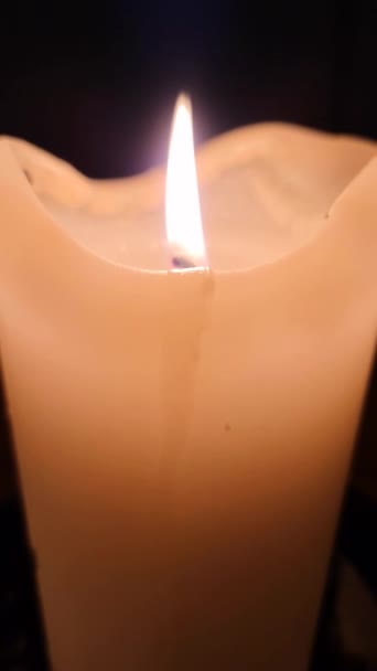 Větru Pomalu Pohybuje Plamen Svíčky Vertikální Výstřel — Stock video