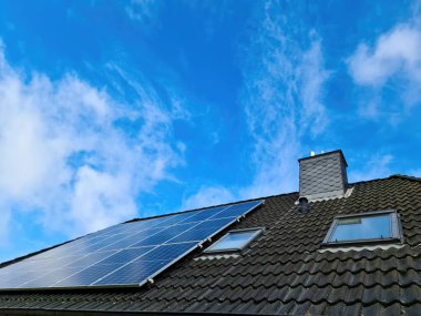 Güneş panelleri bir konutun çatısında temiz enerji üretiyor.