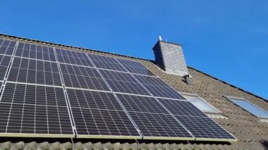 Güneş panelleri bir konutun çatısında temiz enerji üretiyor.