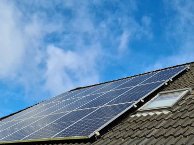 Güneş panelleri bir konutun çatısında temiz enerji üretiyor.