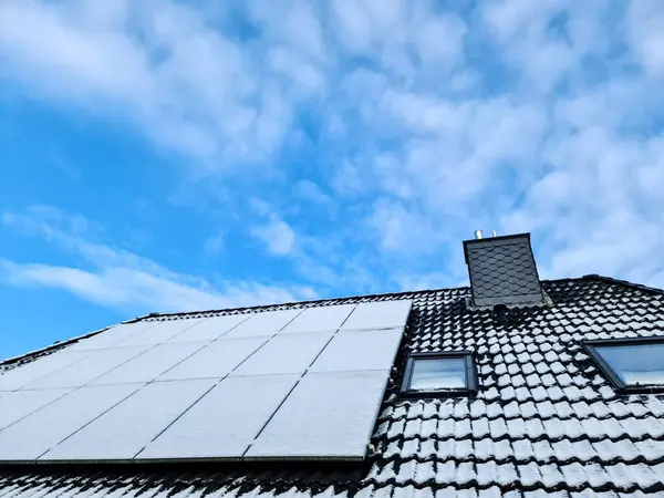 Painéis Solares Cobertos Neve Produzindo Energia Limpa Telhado Uma Casa Imagem De Stock