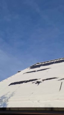 Kar, yerleşim yerinin çatısında temiz enerji üreten güneş panellerini kapladı. .