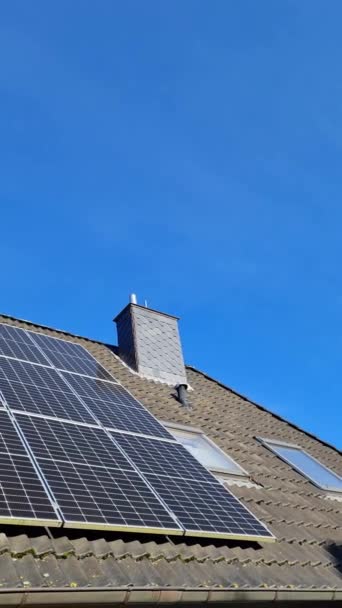 Paneles Solares Que Producen Energía Limpia Techo Una Casa Residencial — Vídeo de stock