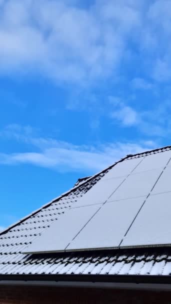 Panneaux Solaires Recouverts Neige Produisant Énergie Propre Sur Toit Une — Video