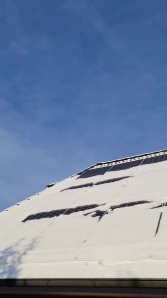 Kar Yerleşim Yerinin Çatısında Temiz Enerji Üreten Güneş Panellerini Kapladı — Stok video