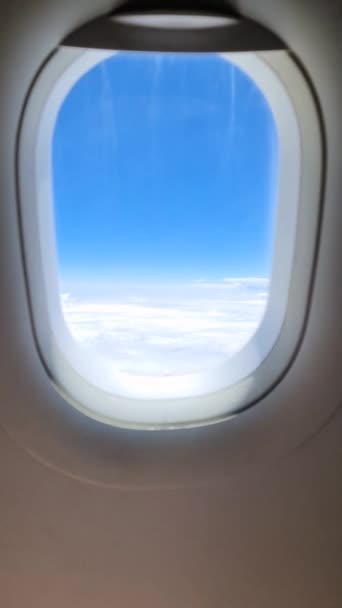 Zicht Zon Passerende Wolken Vanuit Een Raam Van Een Passagiersvliegtuig — Stockvideo