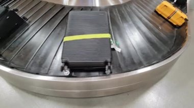 Havaalanında dönen bagaj atlıkarıncasını görüyorum..