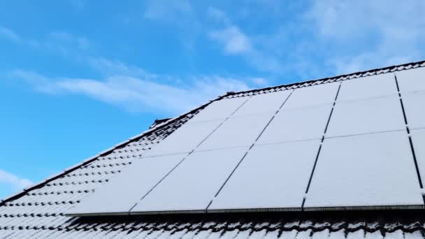 Panele Słoneczne Pokryte Śniegiem Wytwarzające Czystą Energię Dachu Domu Mieszkalnego — Wideo stockowe