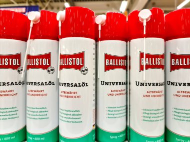 Kiel, Almanya - 12 Aralık 2023: Bir DIY mağazasının rafında bir sıra Ballistol marka evrensel yağ