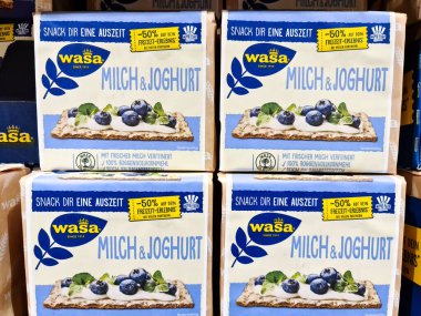 Kiel, Almanya - 12 Aralık 2023: Süpermarkette satılık taze ekmek paketleri