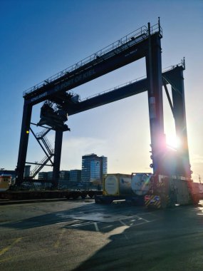 Kiel, Almanya - 23 Aralık 2023 Kiel limanındaki kargo iskelesinde, büyük Stena Hattı gemilerinin hemen yanında.