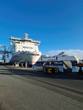 Kiel, Almanya - 23 Aralık 2023 Kiel limanındaki kargo iskelesinde, büyük Stena Hattı gemilerinin hemen yanında.