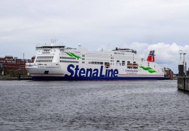 Kiel, Almanya - 23 Aralık 2023 Kiel limanındaki kargo iskelesinde, büyük Stena Hattı gemilerinin hemen yanında.