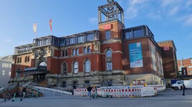 Kiel, Almanya - 22 Aralık 2023: Güneşli bir günde çok az insanın geçtiği Kiel Merkez İstasyonu manzarası