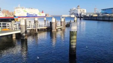 Kiel, Almanya - 22 Aralık 2023: Kiel 'deki sanayi limanında Stena Hattı' nın güneş ışığı altında gemileri