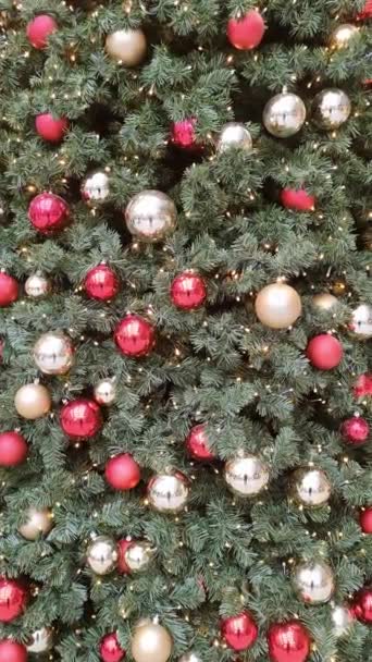 Primer Plano Árbol Navidad Centelleante Con Montón Bolas Colores Luces — Vídeos de Stock