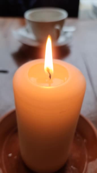 Una Fiamma Candela Muove Dolcemente Nel Vento Tavolo Luce Calda — Video Stock