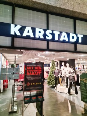 Kiel, Almanya - 30 Aralık 2023: Karstadt mağaza logosu bir mağaza girişinin üstünde